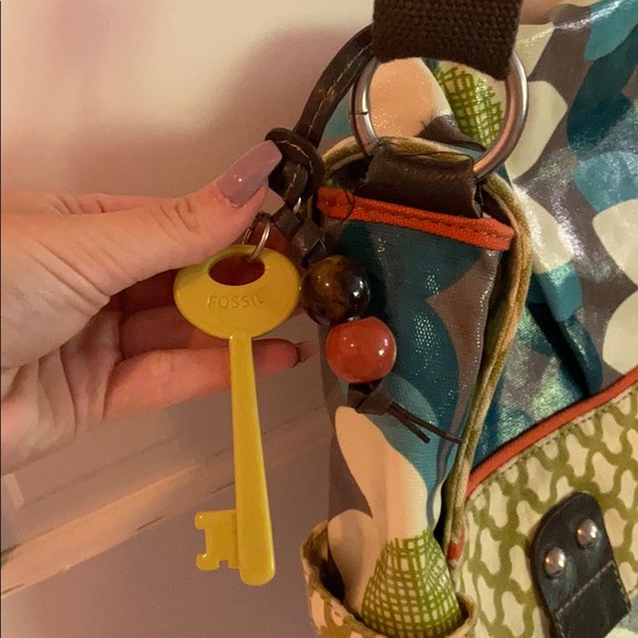 Super cute & functional Fossil book back w/ strap - Picture 2 of 13